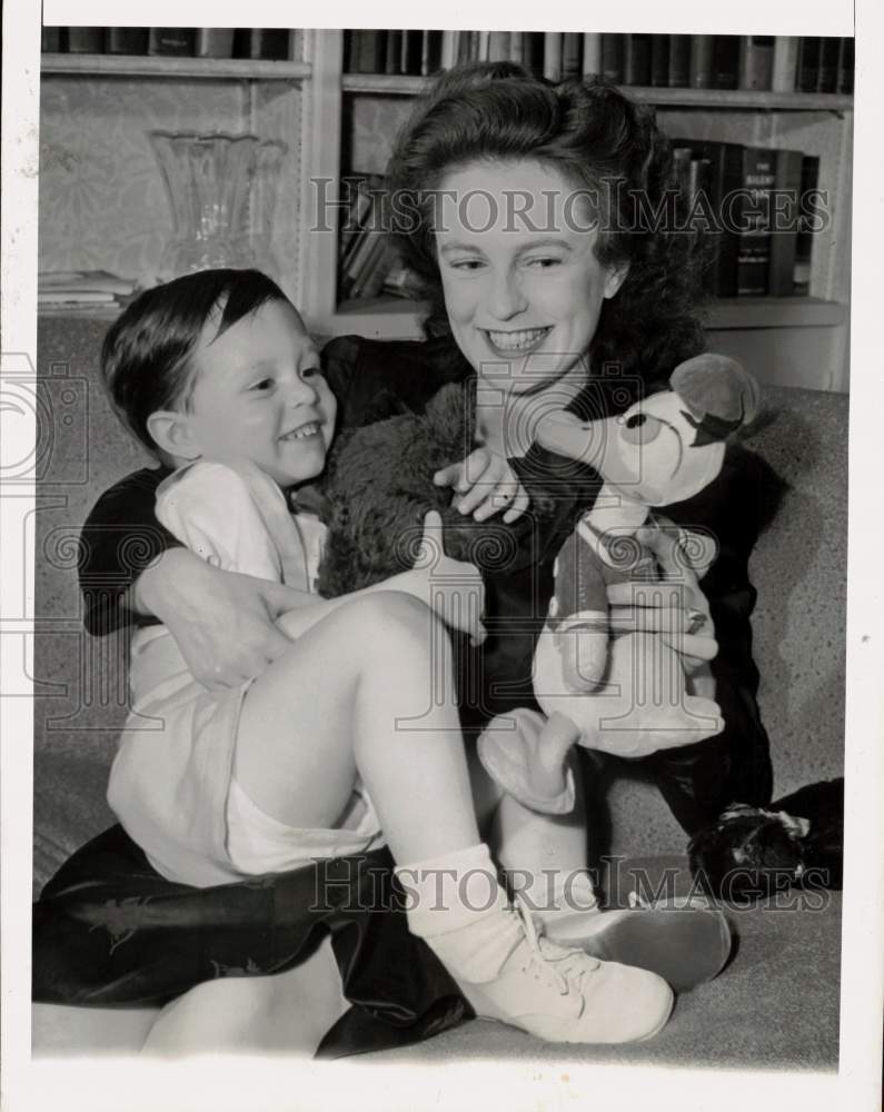 1943 Press Photo Actress Geraldine Fitzgerald & son Michael at apartment in NY- Historic Images