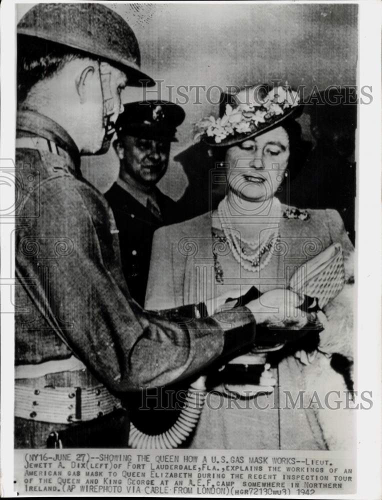 1942 Press Photo Lieutenant Jewett Dix shows gas mask to Queen Elizabeth in FL- Historic Images