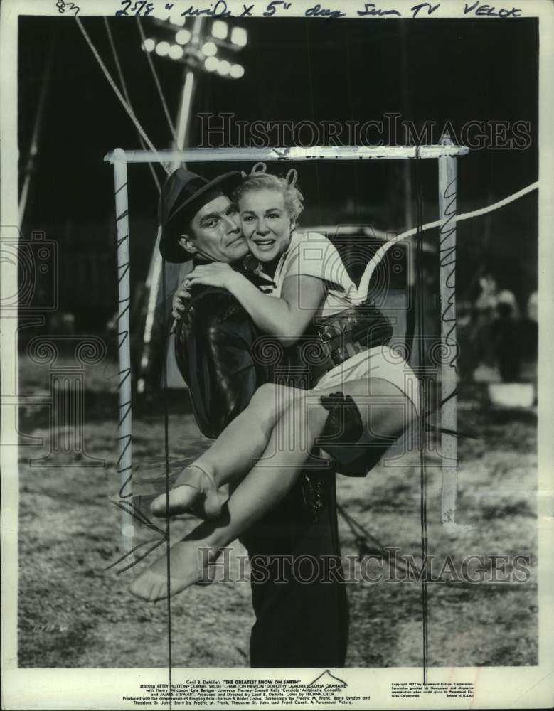 1952 Press Photo Charlton Heston And Betty Hutton In &quot;Greatest Show On Earth&quot;- Historic Images