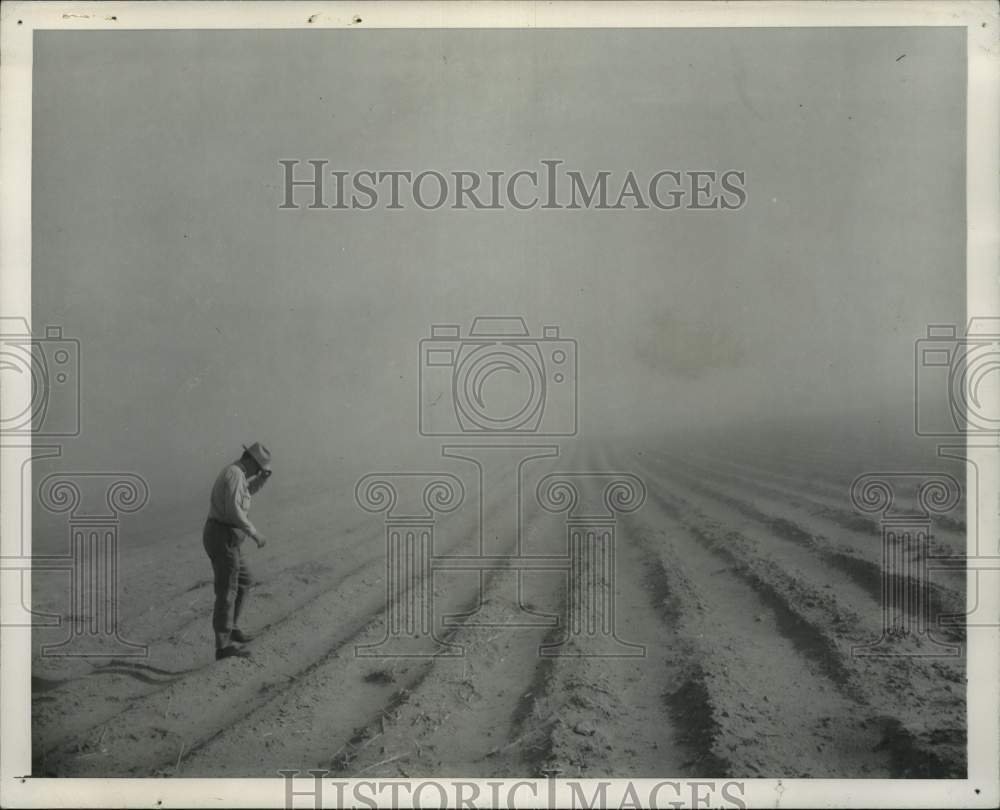 1974 Press Photo Farmer in a Dust Storm at Colorado Columbia Basin Farm