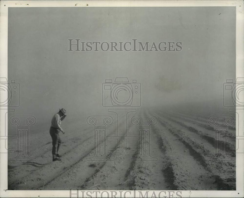 Load image into Gallery viewer, 1974 Press Photo Farmer in a Dust Storm at Colorado Columbia Basin Farm
