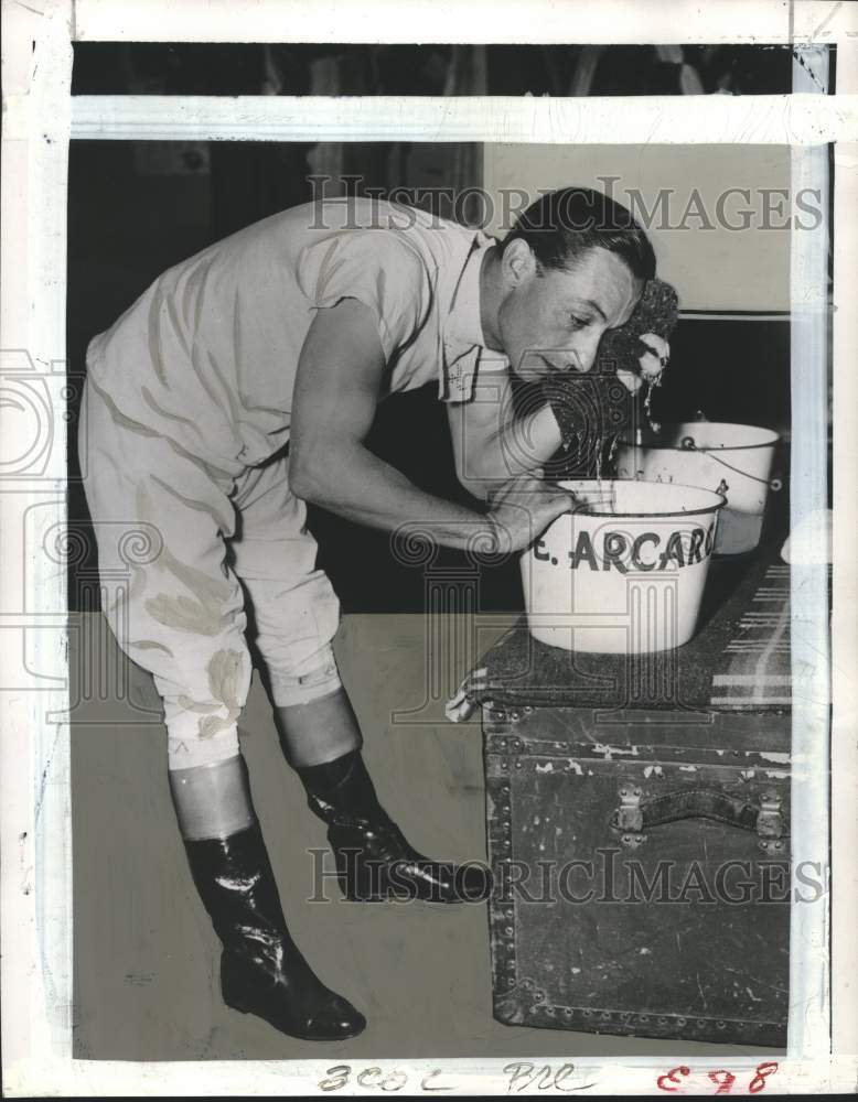 1952 Press Photo Arcaro Cools Off In The Jockey&#39;s Room After Scoring First- Historic Images