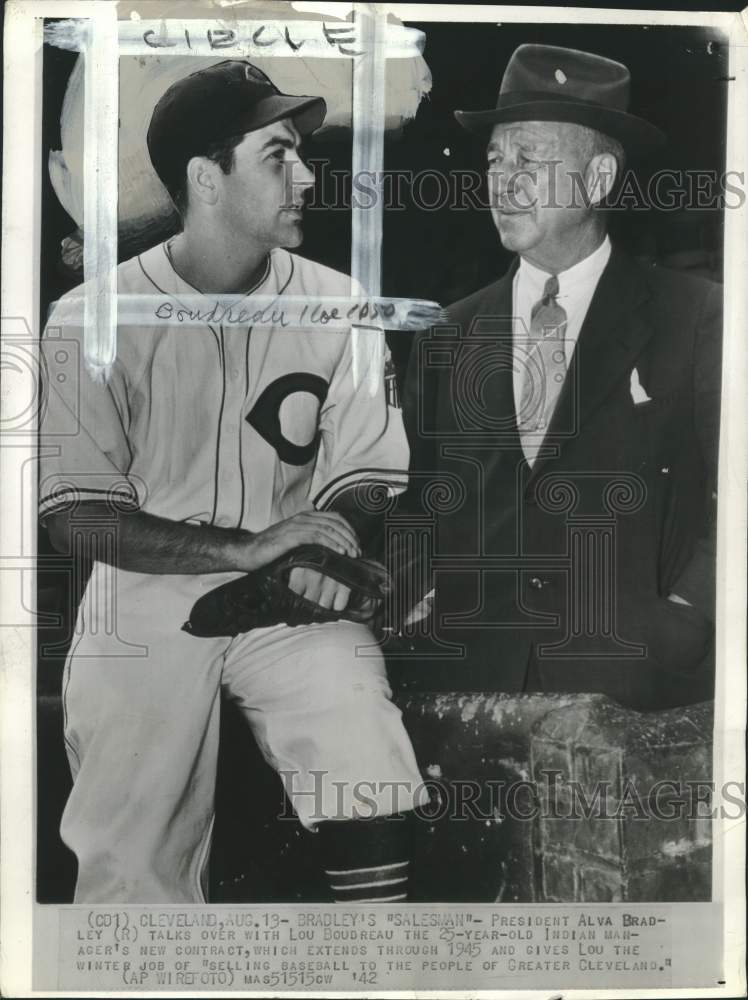 1942 Press Photo Lou Boudreau, Cleveland Indians Baseball Player with Presidnet- Historic Images