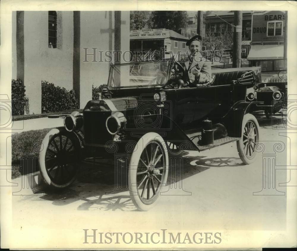 1946 Press Photo Sir Henry Lauder Poses Proudly In A 1914 Ford Model T- Historic Images