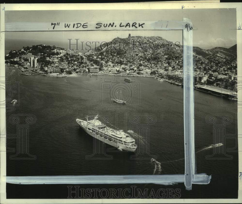 1970 Press Photo Princess Italia And Small Boats On Waters Of Acapulco Harbor- Historic Images