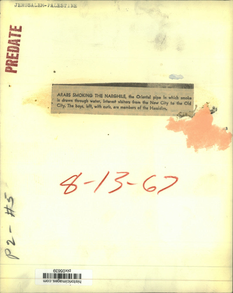 1967 Press Photo Arabs smoking Narghile draw attention in the street, Jerusalem