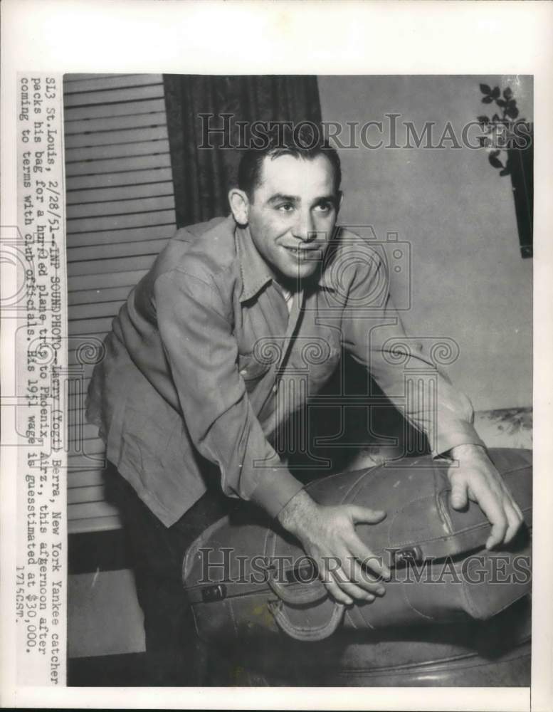 1951 Press Photo Yogi Berra packs his bag for a plane trip to Phoenix, Arizona- Historic Images