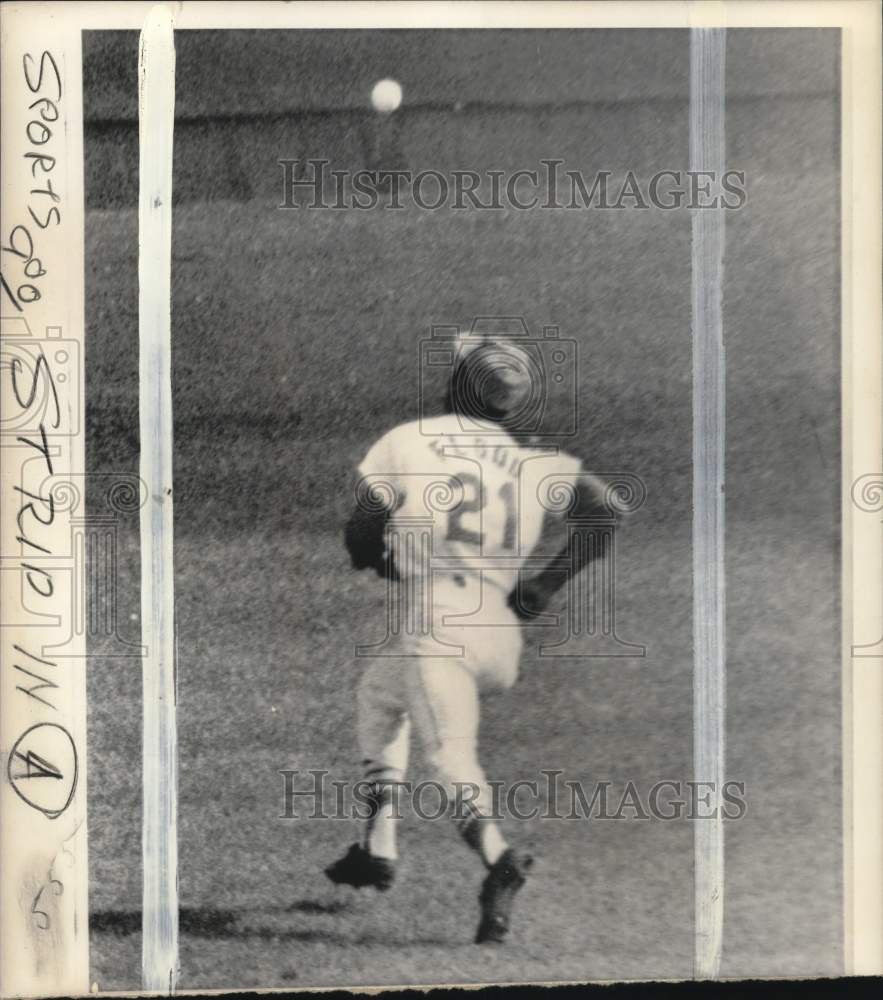 1968 Press Photo Baseball player Curt Flood chasing the ball in World Series- Historic Images