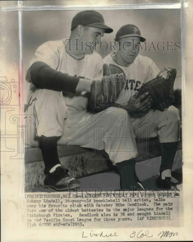 1953 Press Photo Pittsburgh Pirates&#39; Johnny Lindell talks with Mike Sandlock- Historic Images