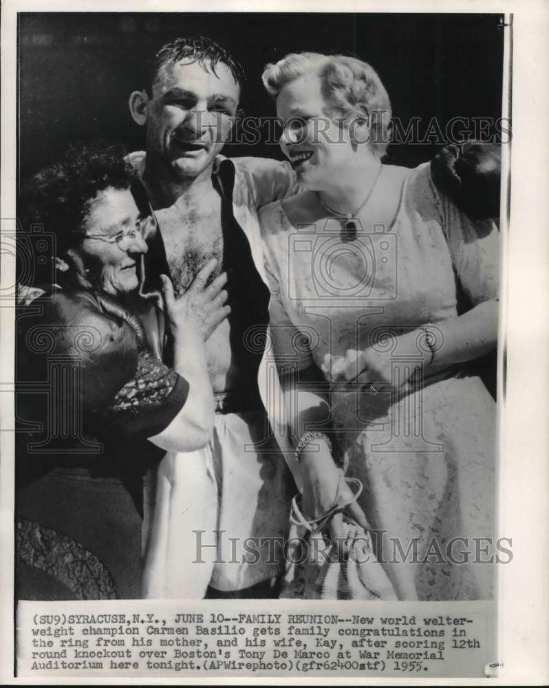 1955 Press Photo Welterweight champ Carmen Basilio gets family congratulations- Historic Images