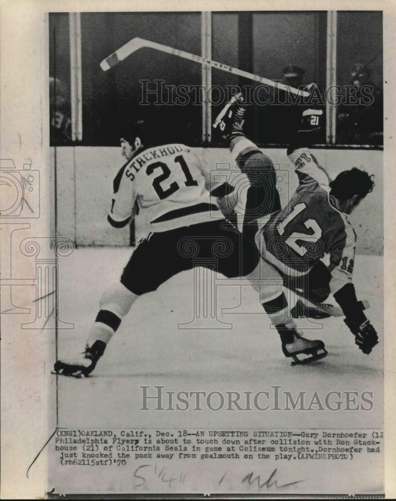 1970 Press Photo Flyers' Dornhoefer collided with Seals' Stackhouse, Oakland, CA- Historic Images