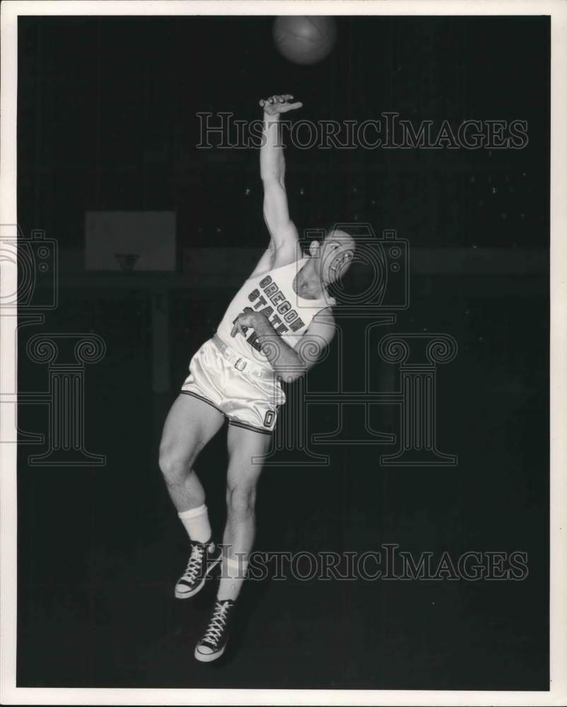 1957 Press Photo Oregon Guard Lee Herman passes a ball, Los Angeles, California- Historic Images
