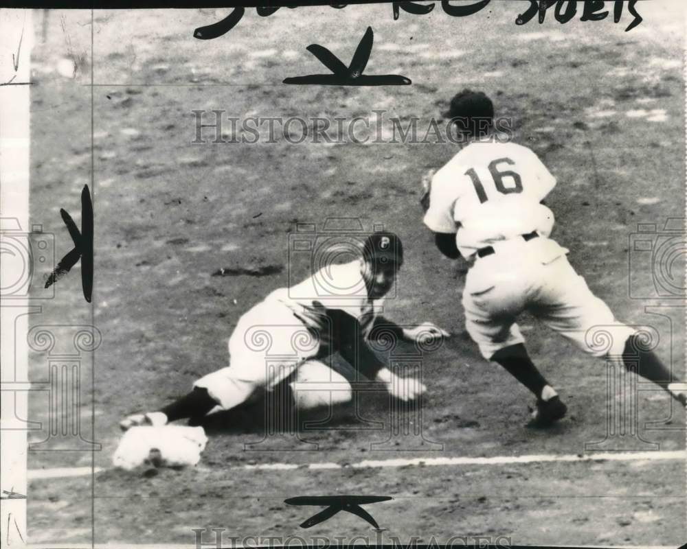 1951 Press Photo Ralph Kiner plows into third against Reds, Cincinnati- Historic Images