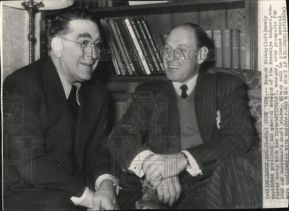 1942 Press Photo Dodgers president Branch Rickey confers with Lee Durocher, MO- Historic Images