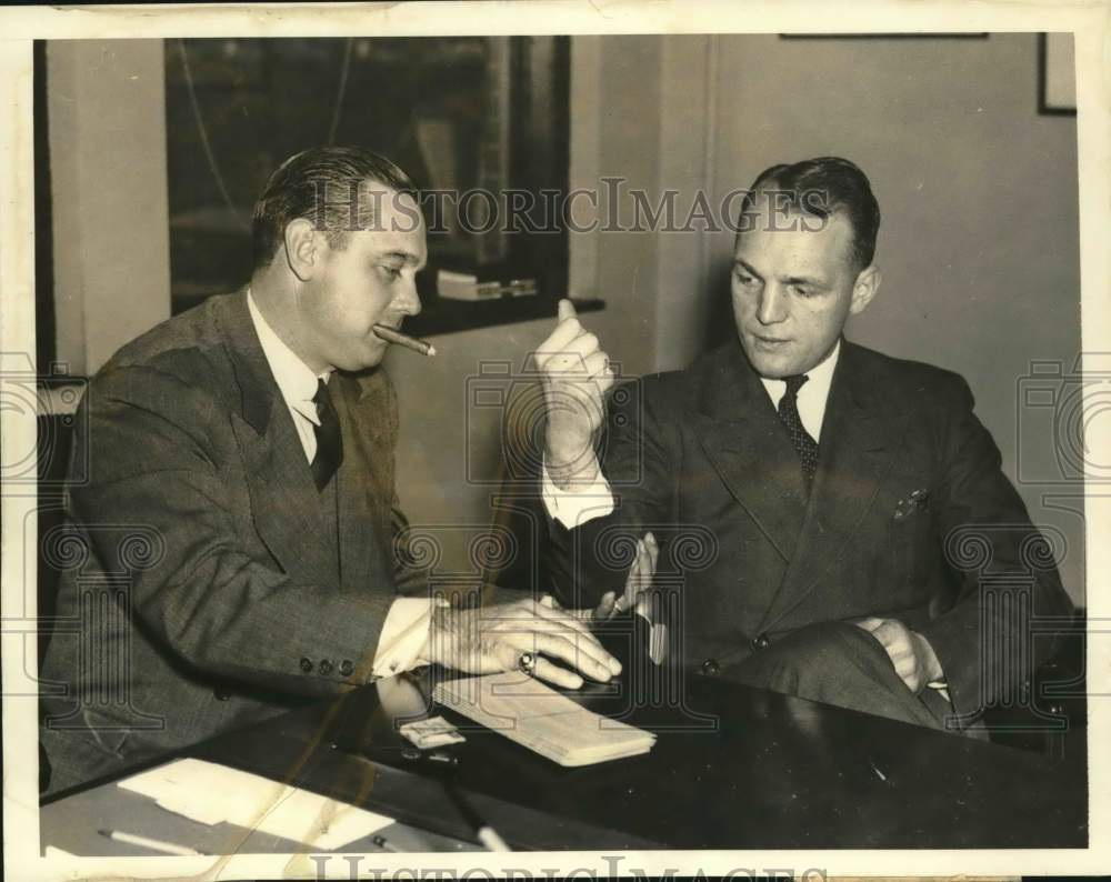 1939 Press Photo Giants&#39; Manager Bill Terry meet with Hal Schumacher, New York- Historic Images