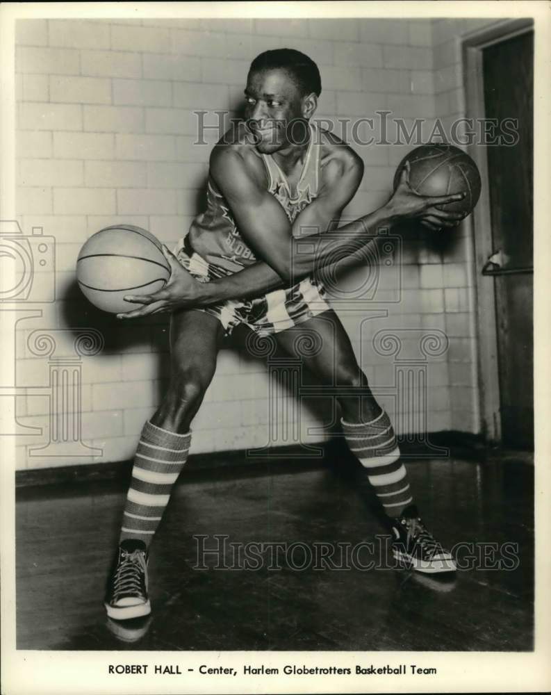 1960 Press Photo Harlem Globetrotters' Robert Hall showing off moves with balls- Historic Images