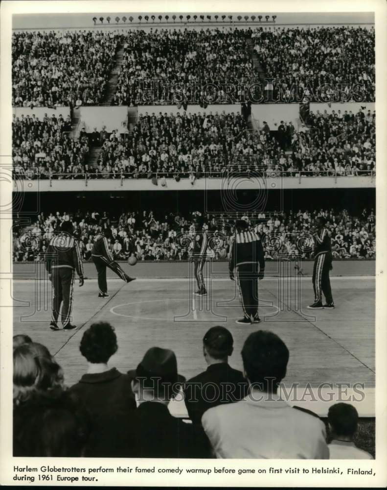 1961 Press Photo Harlem Globetrotters perform comedy warmup, European Tour- Historic Images