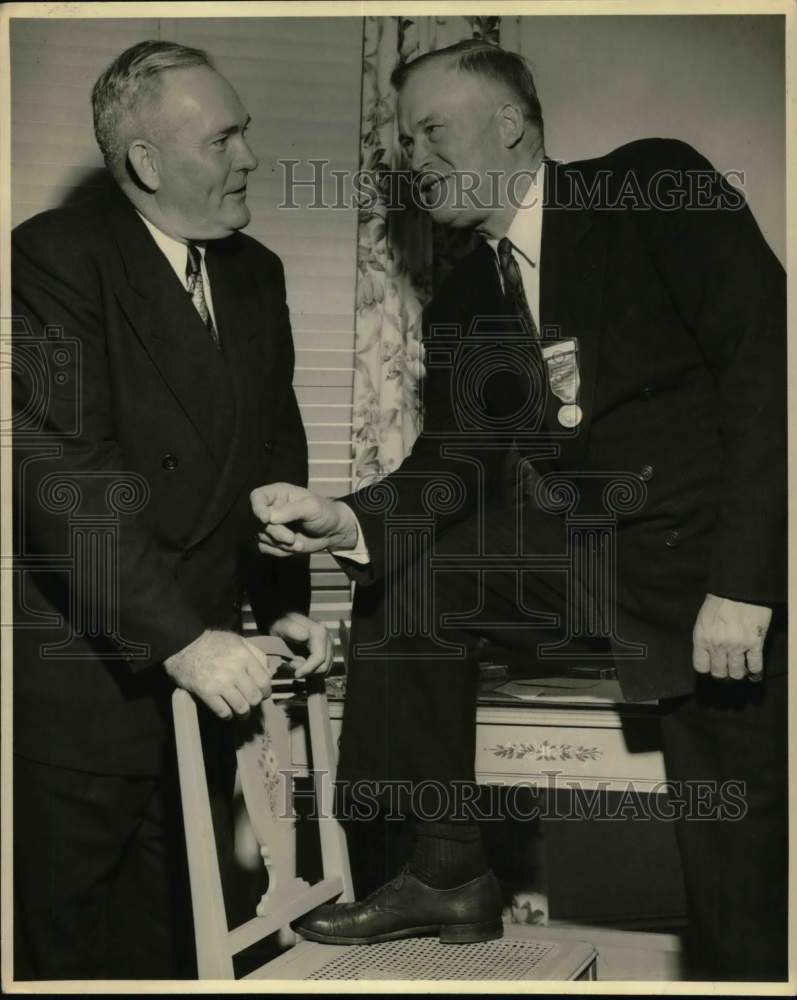 1950 Press Photo Rogers Hornsby confers with Earl Sheely, Baseball - pix07258- Historic Images