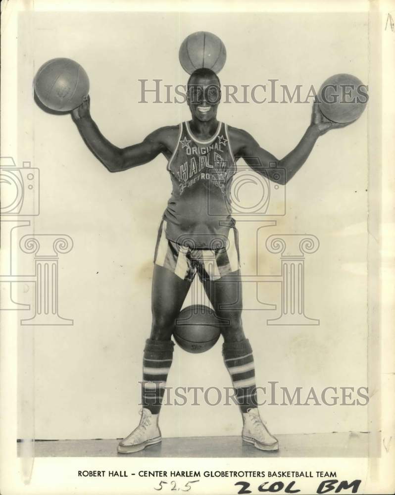 1965 Press Photo Globetrotter's Showboat Hall shows off his comic ball tricks- Historic Images