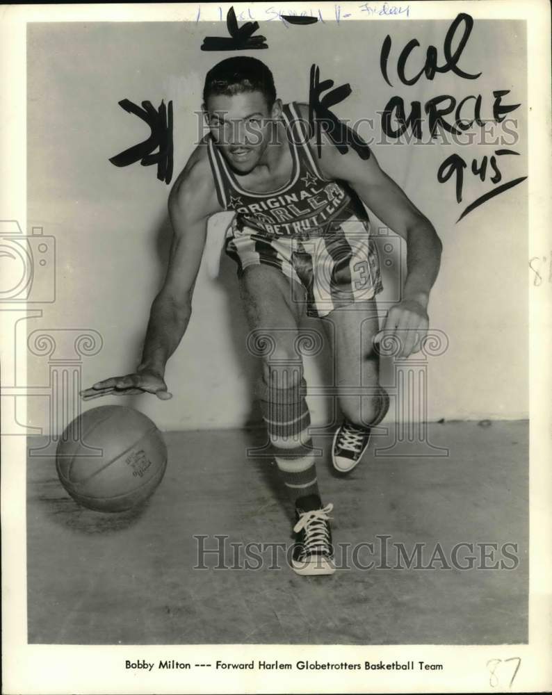 1961 Press Photo Bobby Milton, Forward Harlem Globetrotters, dribbles a ball- Historic Images