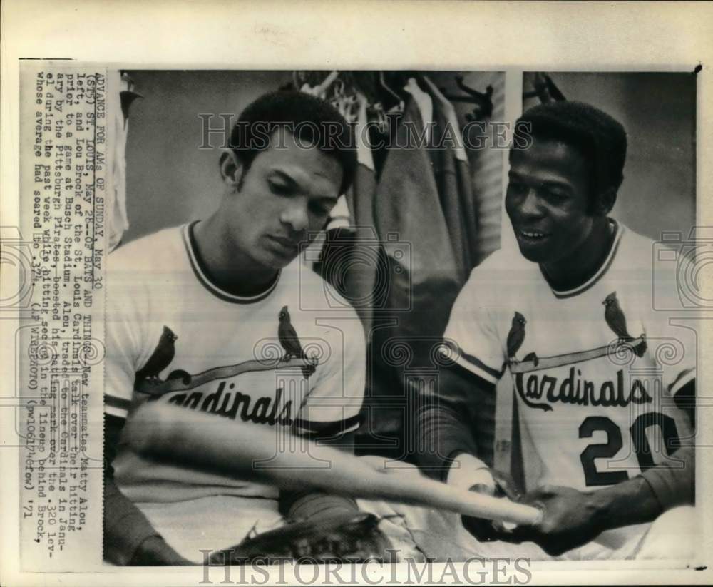1971 Press Photo Matty Alou & Lou Brock talk over their hitting, St. Louis- Historic Images