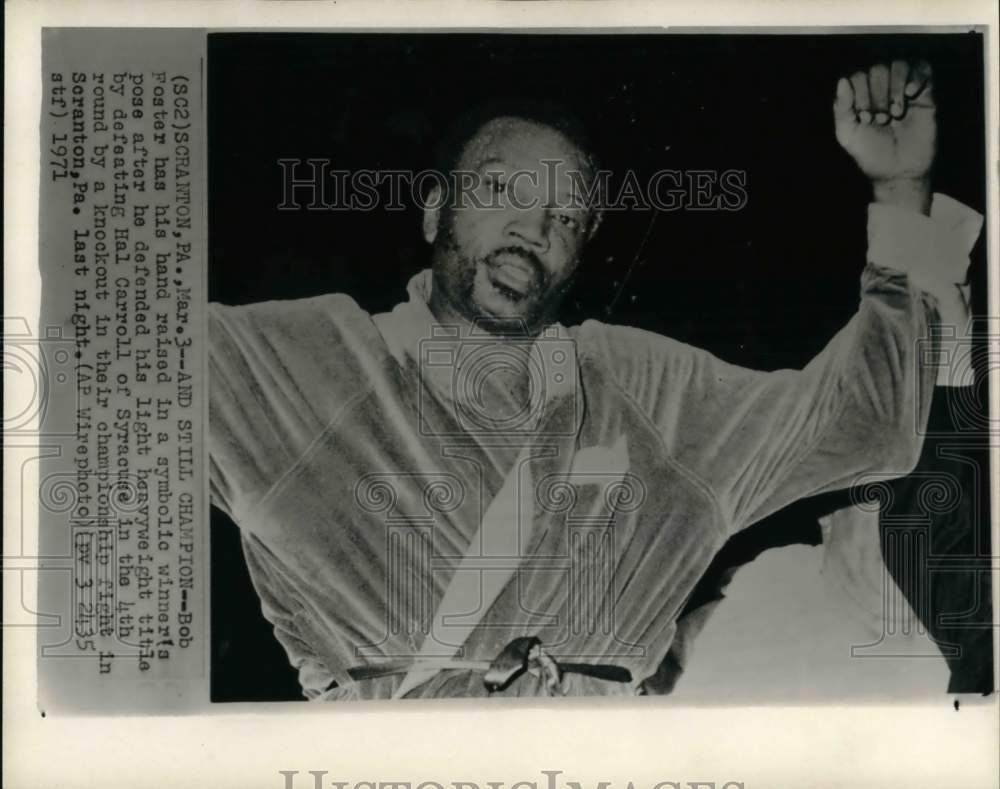 1971 Press Photo Bob Foster raises hand in symbolic winner&#39;s pose, Scranton, PA- Historic Images