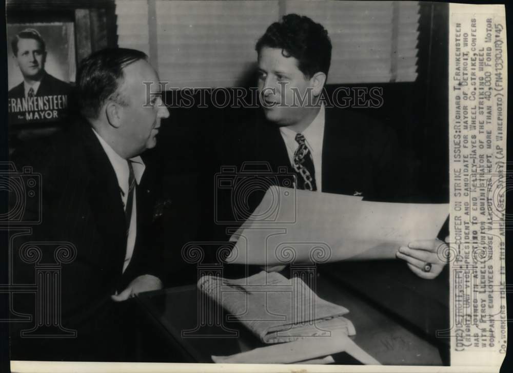 1945 Press Photo V.P. of UAW R T. Frankensteen confers with P Llewellyn, Detroit- Historic Images