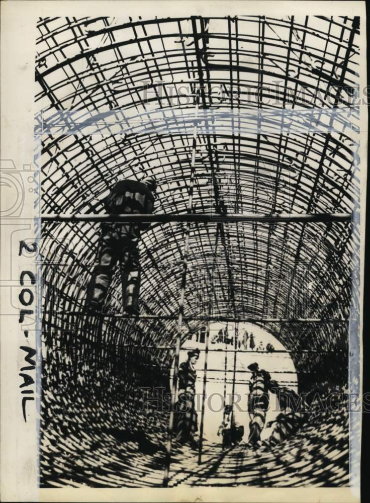 1947 Press Photo Workers construct concrete & steel water duct, Moscow- Historic Images