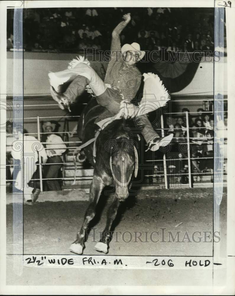 1971 Press Photo Cowboy flings legs around to keep balance in bareback riding- Historic Images