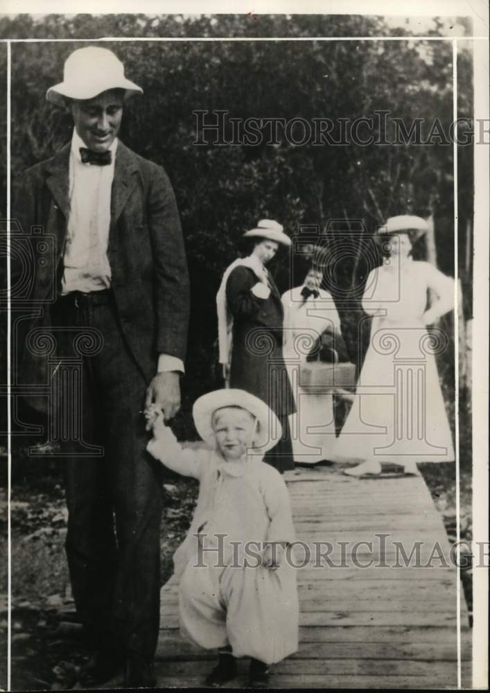 1949 Press Photo Franklin D. Roosevelt walks daughter Anna - pix08948
