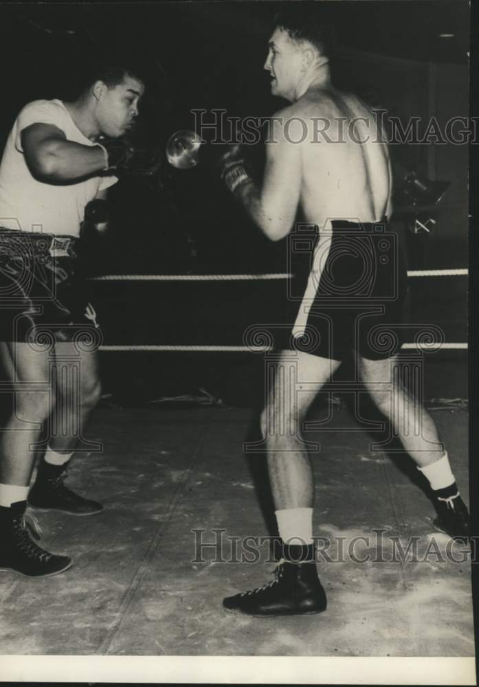 1948 Press Photo Joe Louis &amp; Van Niekerk warm up for exhibition matches, London- Historic Images
