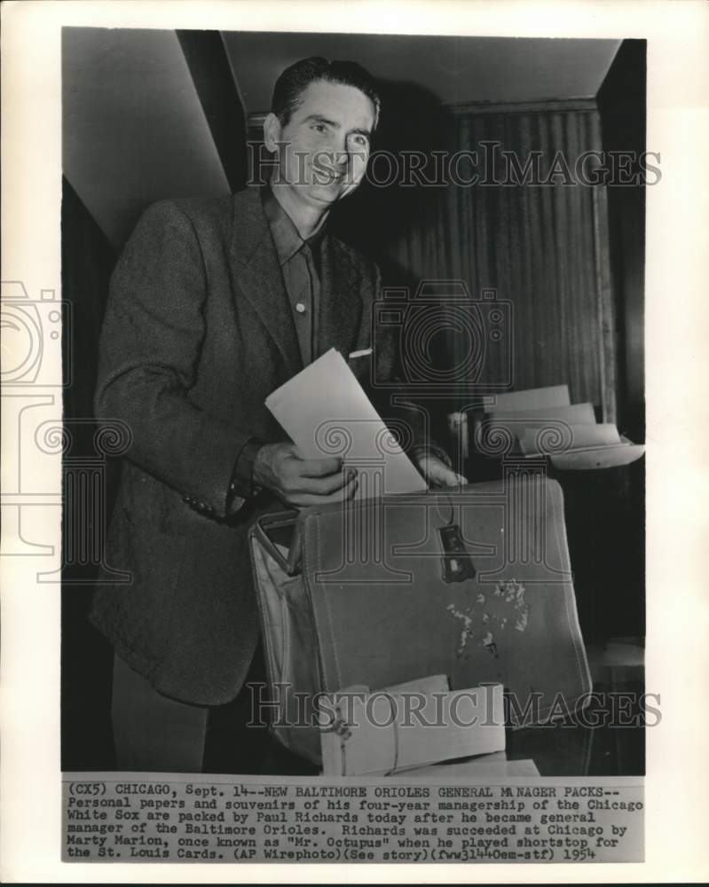 1954 Press Photo Chicago&#39;s former manager Paul Richards packs his belongings- Historic Images