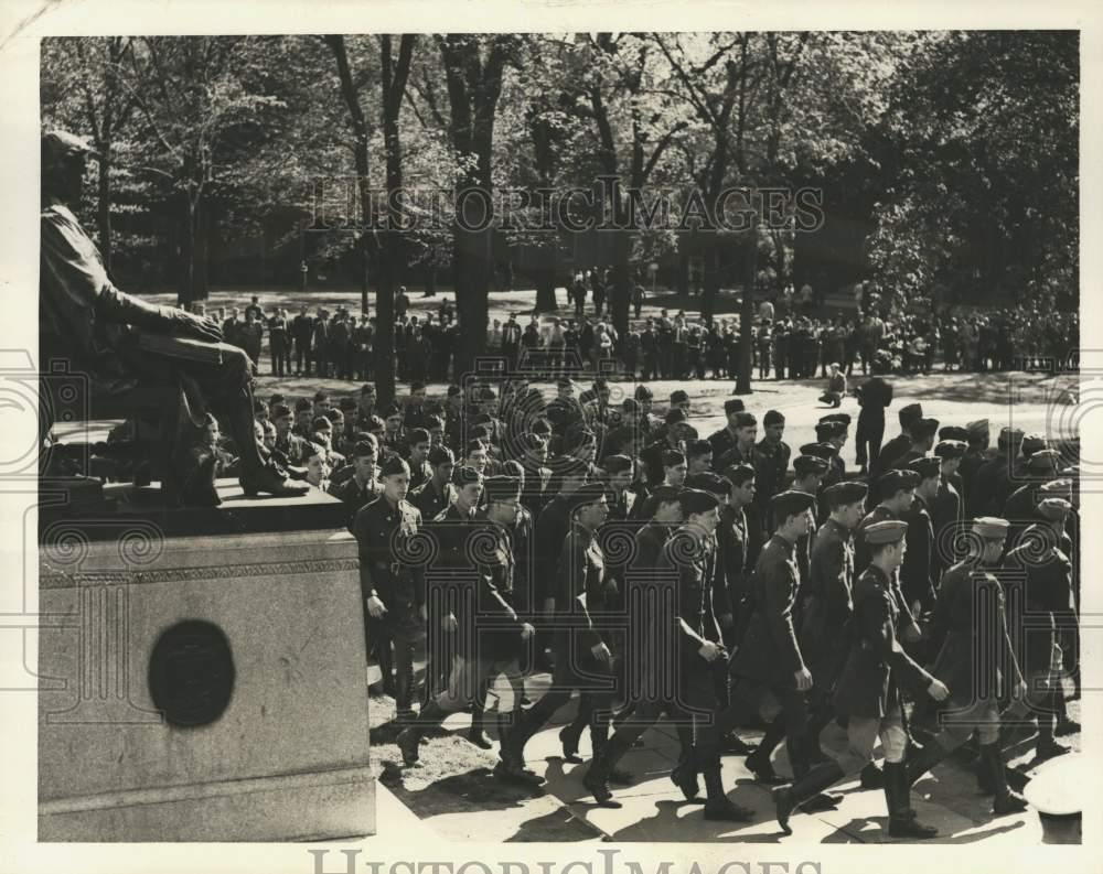 1942 Press Photo ROTC Members Pass John Harvard Statue At Harvard In Cambridge- Historic Images