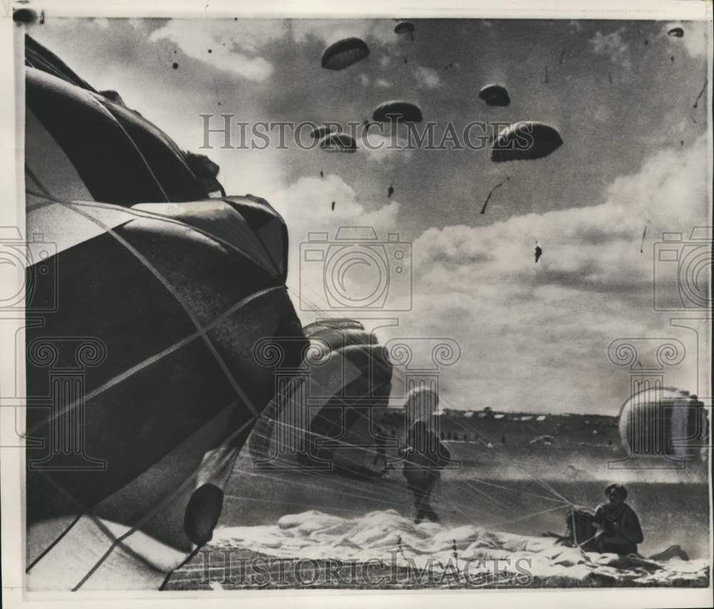 1958 Press Photo Jumpers on the ground collapse their parachutes, Moscow, Russia- Historic Images