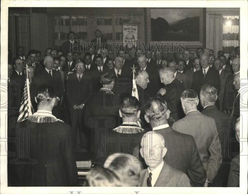 Load image into Gallery viewer, 1942 Press Photo William Hearst &amp; others at Stanford Parlor award ceremony, CA
