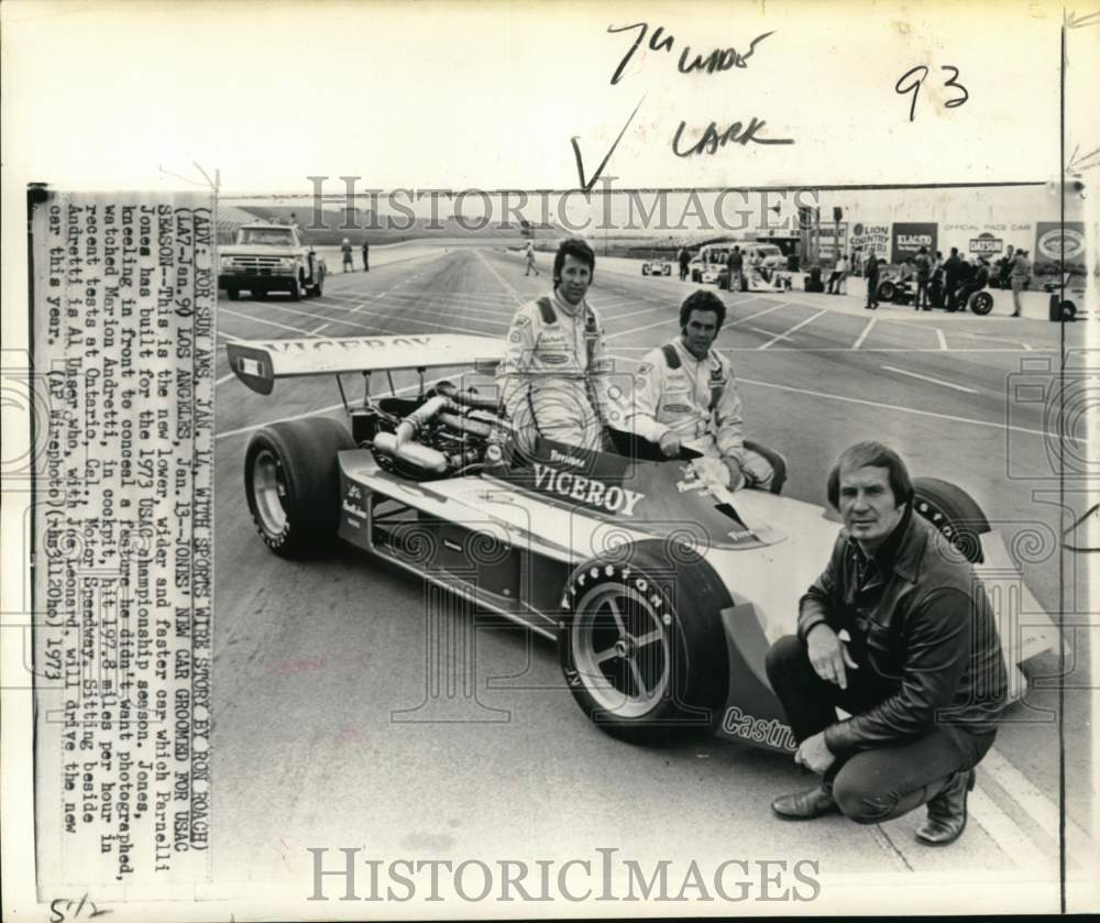 1973 Press Photo Race car builder Parnelli Jones, car & drivers, Los Angeles, CA- Historic Images