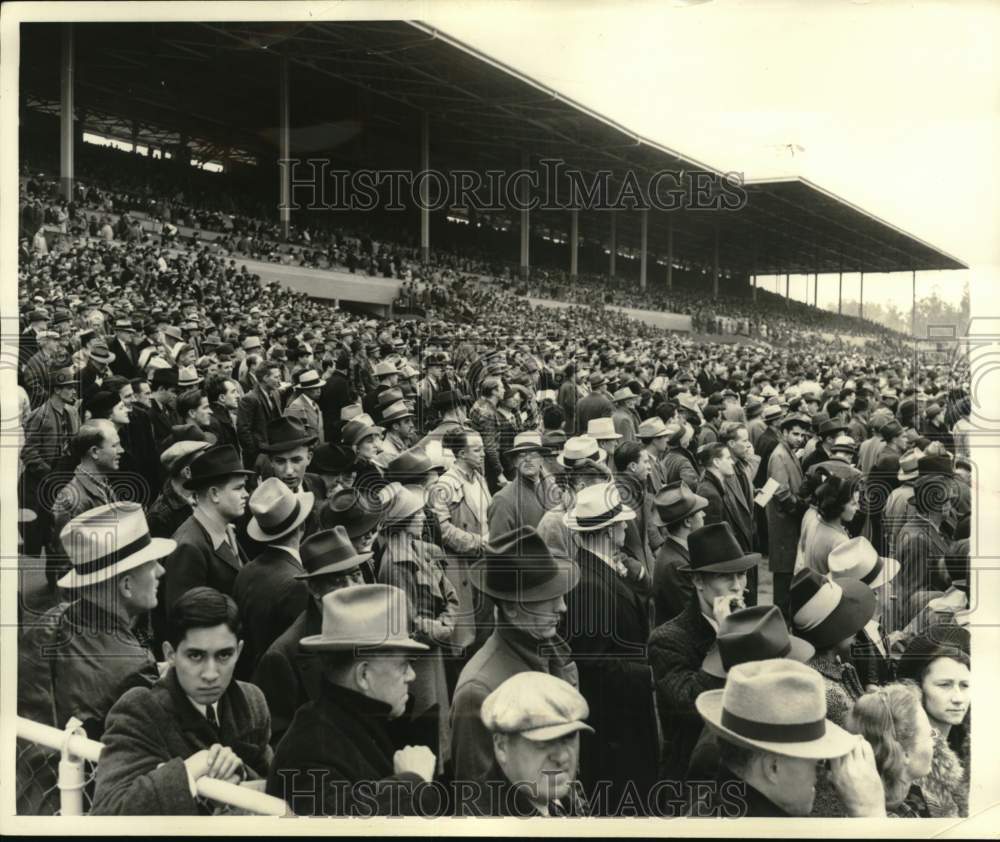 1940 Press Photo Horse racing fans attend Santa Anita Derby, California- Historic Images