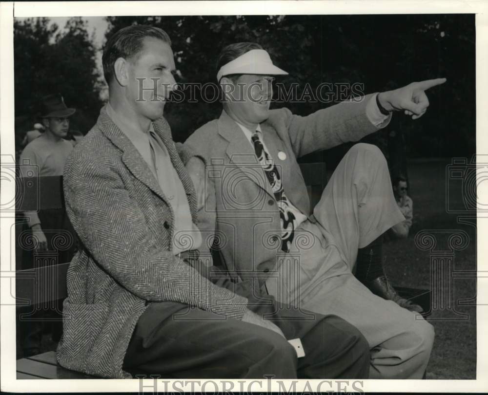 1944 Press Photo Golfers Joe Zarhardt &amp; Byron Nelson at Manito golf course, WA- Historic Images