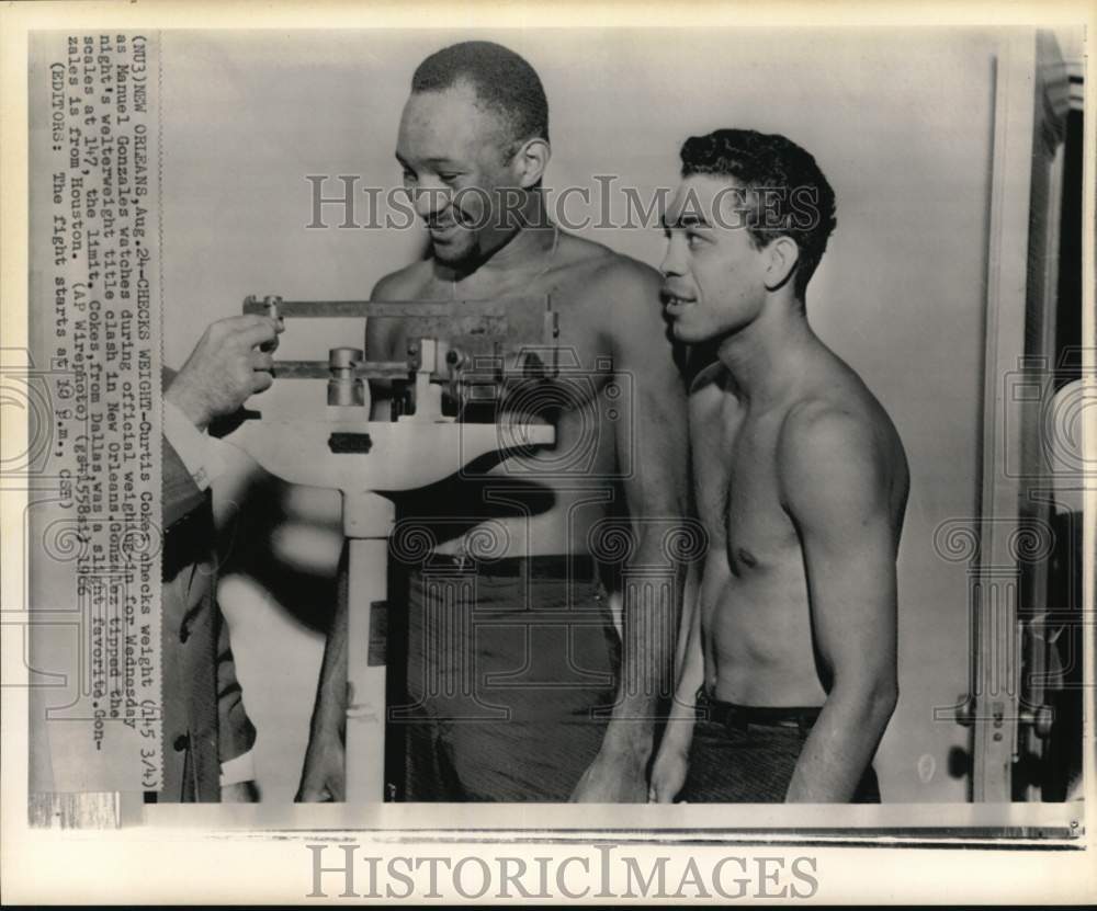 1966 Press Photo Boxers Curtis Cokes &amp; Manuel Gonzales at weigh-in, New Orleans- Historic Images