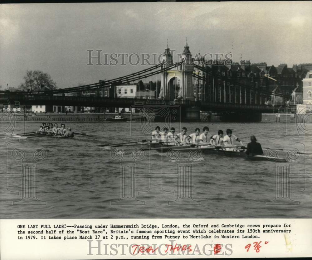 1979 Press Photo Oxford & Cambridge crews approach Hammersmith Bridge, London- Historic Images