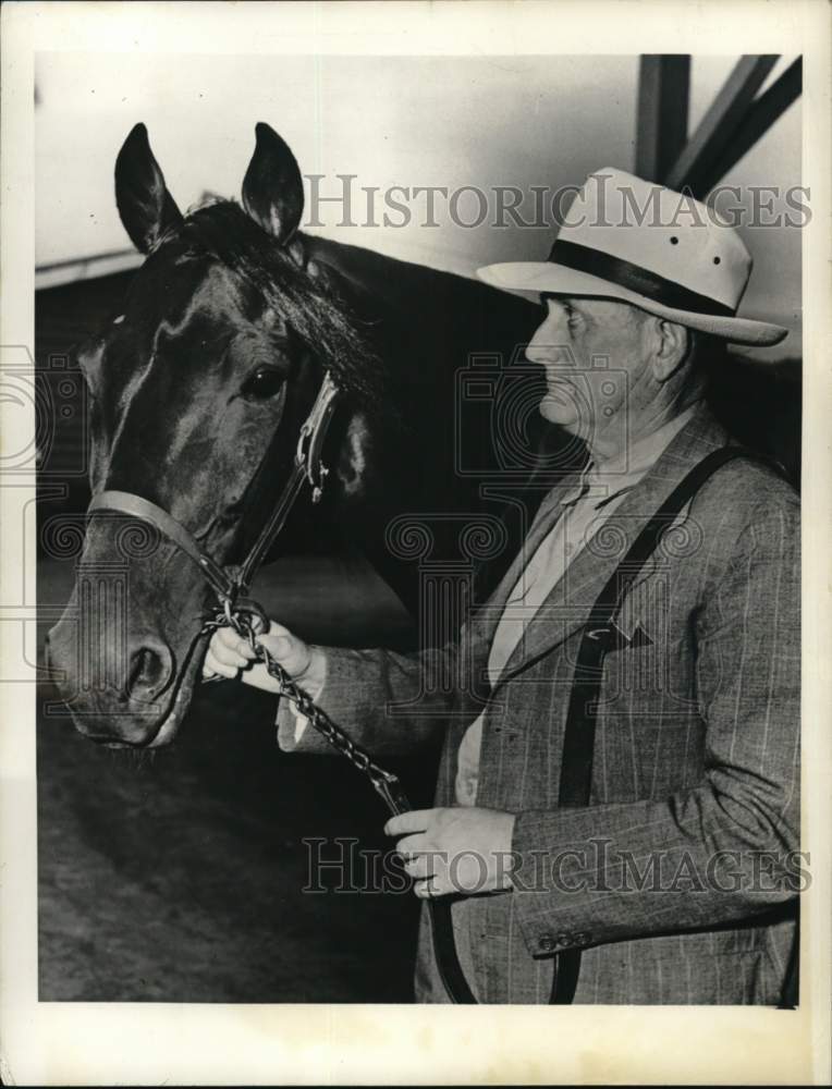 1946 Press Photo Horse trainer Harry Whitney, horse &quot;Chestertown&quot;, Goshen, NY- Historic Images