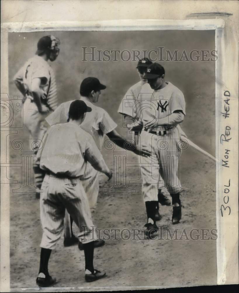 1946 Press Photo Yankee Tommy Henrich in baseball game against Boston Red Sox- Historic Images