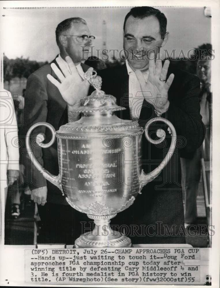 1955 Press Photo Golfer Doug Ford approaches PGA Championship trophy, Detroit- Historic Images