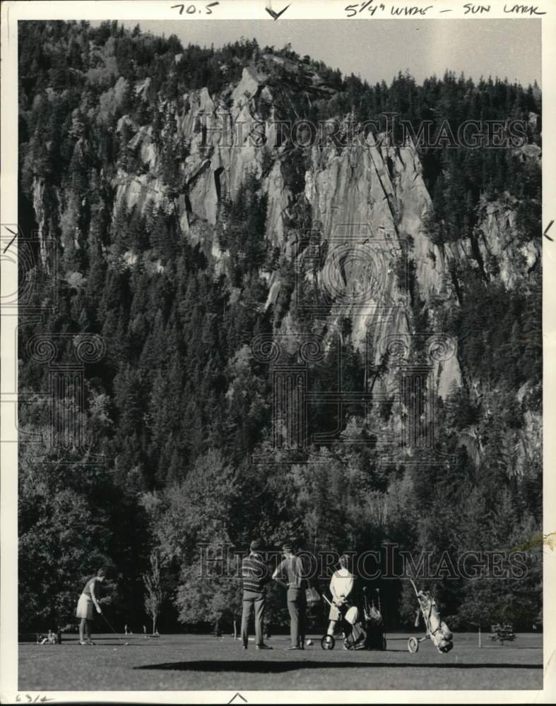 1971 Press Photo Golfers playing near a cliff in British Columbia - pix13402- Historic Images