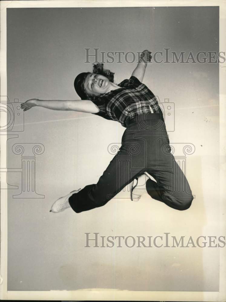 1949 Press Photo Ice skater Hazel Franklin jumps with skates, New York- Historic Images