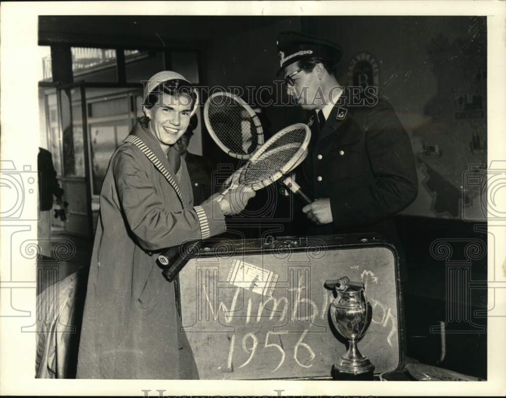 1956 Press Photo Tennis champion Shirley Fry & customs agent at airport, Germany- Historic Images