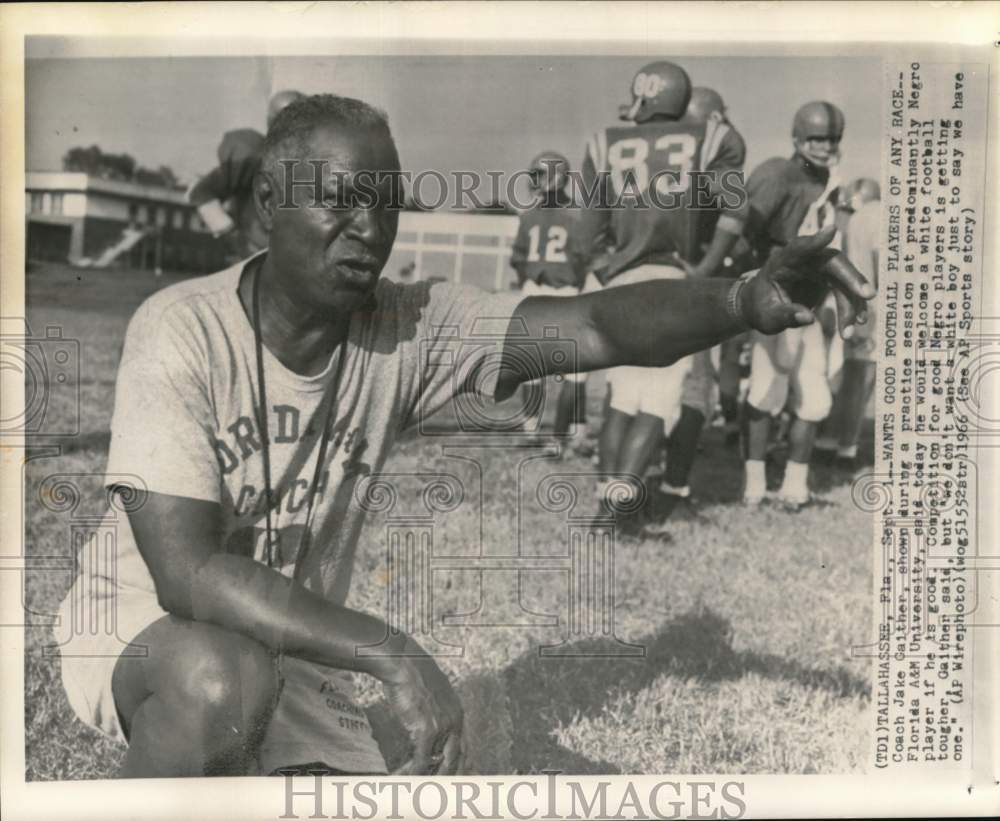 1966 Press Photo A&amp;M University coach Jake Gaither &amp; team, football practice, FL- Historic Images