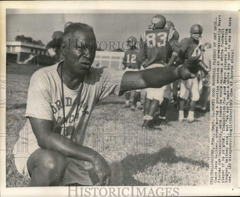 1966 Press Photo A&M University coach Jake Gaither & team, football practice, FL- Historic Images