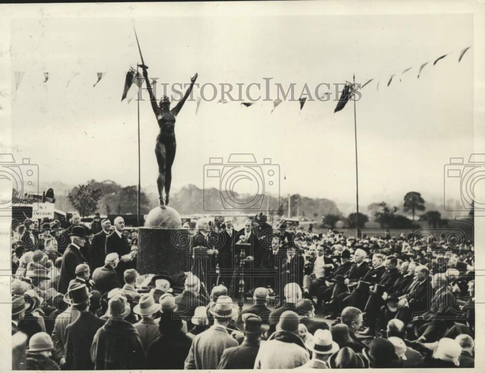 1927 Press Photo Crowd watches the reveal of Victory Statue, London - pix14714