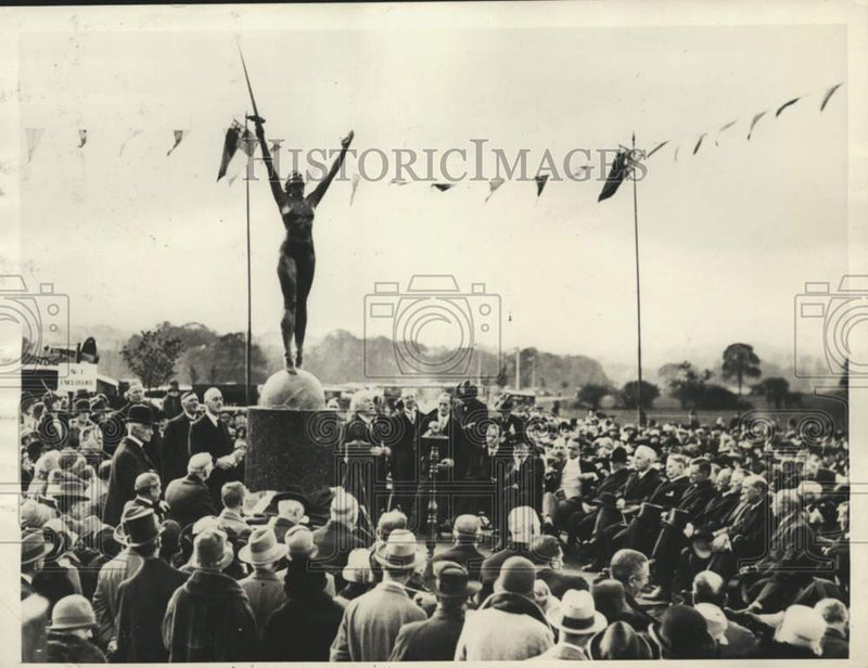 Load image into Gallery viewer, 1927 Press Photo Crowd watches the reveal of Victory Statue, London - pix14714
